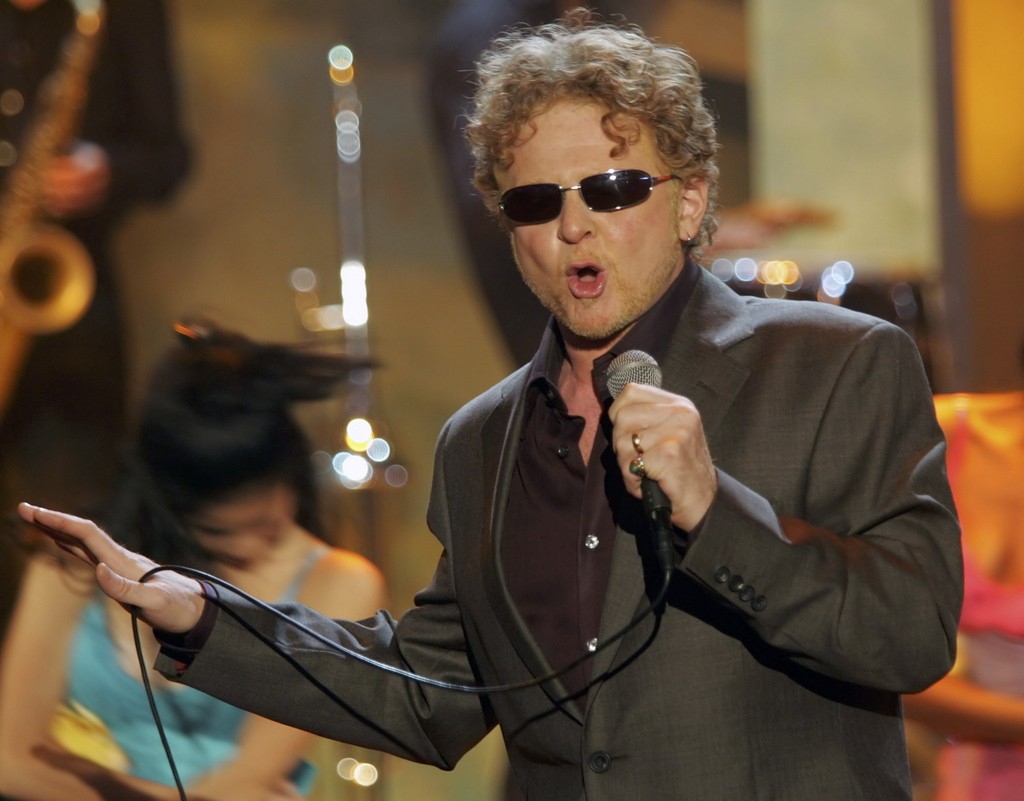 The leadsinger of British band Simply Red Mick Hucknall performs during the German TV show 'Wetten dass...?' (Bet it...?) in Dresden late October 1, 2005. 'Wetten dass..?' is one of Europe's most successful game shows. Picture taken October 1, 2005. REUTERS/Eckehard Schulz/Pool